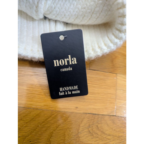 Norla Canada White Knit Beanie NWT with Pom Pom, One Size Alpaca - Picture 4 of 6